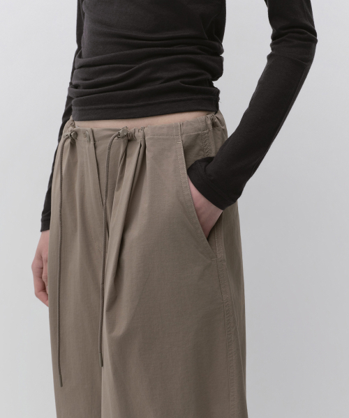 MUSINSA STANDARD WOMAN（ムシンサスタンダードウーマン）の「ウィメンズバルーンパラシュートパンツ[トープ]（スウェットパンツ・レディース・その他・24/28/26/30）」の4枚目の写真