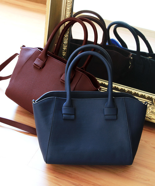 KOBE LETTUCE（コウベレタス）の「2wayシンプルフェイクレザートートバッグ（トートバッグ・レディース・コーラルピンク/オフホワイト/グレー/ネイビー/イエロー/ブラック/ピンクベージュ/キャメル/モスグリーン/ボルドー/ブラウン/ブルー系その他・ONE SIZE）」の6枚目の写真