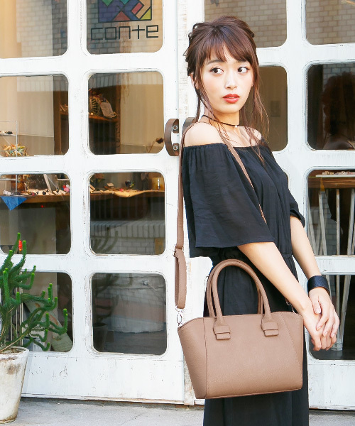 KOBE LETTUCE（コウベレタス）の「2wayシンプルフェイクレザートートバッグ（トートバッグ・レディース・コーラルピンク/オフホワイト/グレー/ネイビー/イエロー/ブラック/ピンクベージュ/キャメル/モスグリーン/ボルドー/ブラウン/ブルー系その他・ONE SIZE）」の9枚目の写真