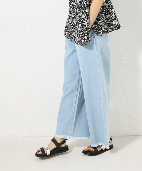 AZUL by moussy（アズールバイマウジー）の「ライトオンスワイドデニムパンツⅡ（デニムパンツ・レディース・ライトブルー・MEDIUM/SMALL/LARGE）」の2枚目の写真