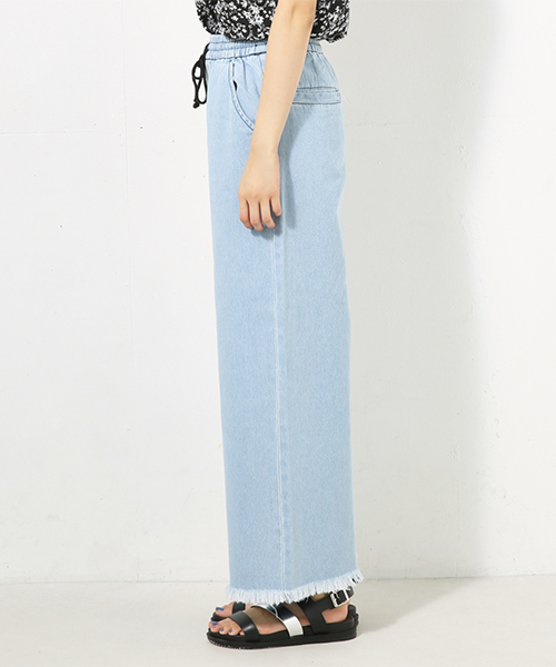 AZUL by moussy（アズールバイマウジー）の「ライトオンスワイドデニムパンツⅡ（デニムパンツ・レディース・ライトブルー・MEDIUM/SMALL/LARGE）」の6枚目の写真