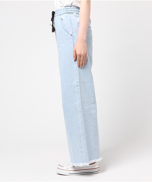 AZUL by moussy（アズールバイマウジー）の「ライトオンスワイドデニムパンツⅡ（デニムパンツ・レディース・ライトブルー・MEDIUM/SMALL/LARGE）」の17枚目の写真