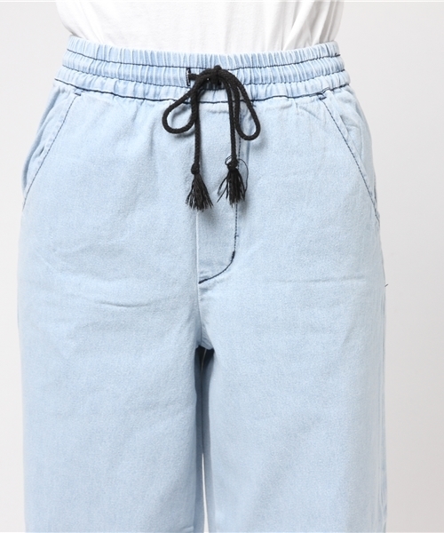 AZUL by moussy（アズールバイマウジー）の「ライトオンスワイドデニムパンツⅡ（デニムパンツ・レディース・ライトブルー・MEDIUM/SMALL/LARGE）」の7枚目の写真