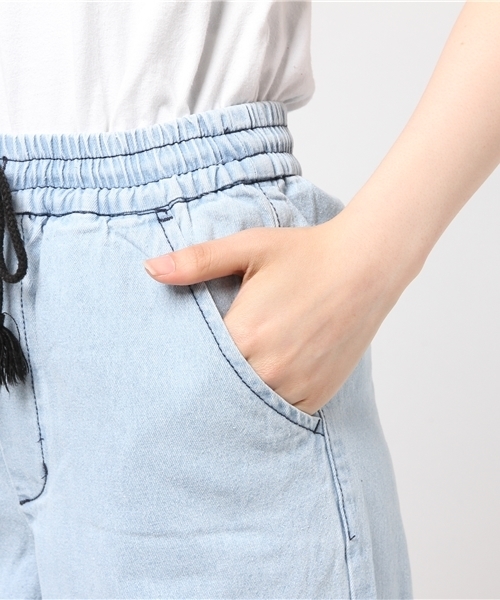 AZUL by moussy（アズールバイマウジー）の「ライトオンスワイドデニムパンツⅡ（デニムパンツ・レディース・ライトブルー・MEDIUM/SMALL/LARGE）」の9枚目の写真