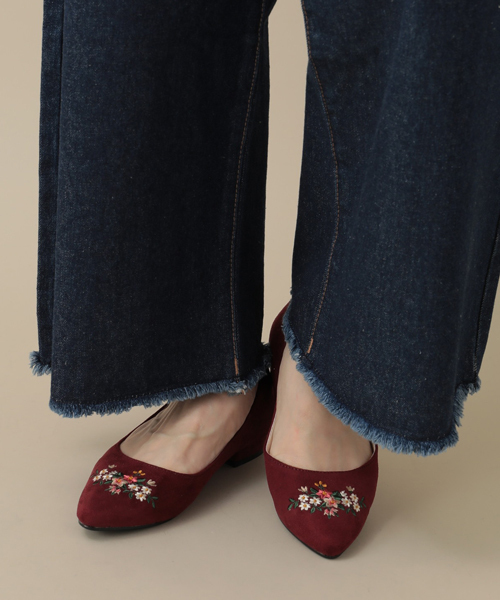 Green　Parks（グリーンパークス）の「maRe maRe DAILYMARKET ・花刺繍×フェイクスエードパンプス（パンプス・レディース・ボルドー/キャメル/ブラック/ベージュ・L/M）」の4枚目の写真