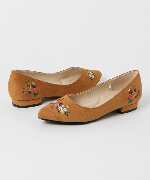 Green　Parks（グリーンパークス）の「maRe maRe DAILYMARKET ・花刺繍×フェイクスエードパンプス（パンプス・レディース・ボルドー/キャメル/ブラック/ベージュ・L/M）」の10枚目の写真