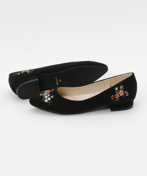 Green　Parks（グリーンパークス）の「maRe maRe DAILYMARKET ・花刺繍×フェイクスエードパンプス（パンプス・レディース・ボルドー/キャメル/ブラック/ベージュ・L/M）」の5枚目の写真