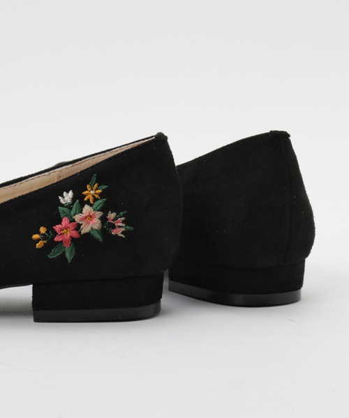 Green　Parks（グリーンパークス）の「maRe maRe DAILYMARKET ・花刺繍×フェイクスエードパンプス（パンプス・レディース・ボルドー/キャメル/ブラック/ベージュ・L/M）」の7枚目の写真