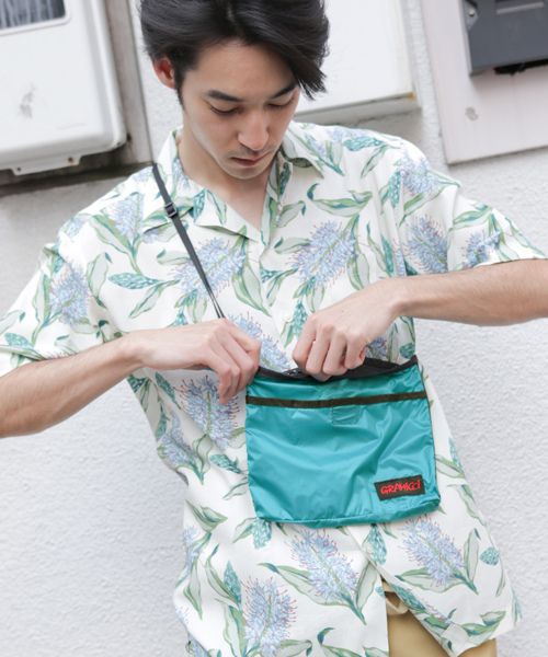 Gramicci（グラミチ）の「【GRAMICCI】別注サコッシュ（ボディバッグ/ウエストポーチ・メンズ・ブラック/パープル/ブルー・FREE）」の2枚目の写真