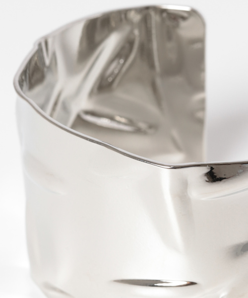 SMELLY（スメリー）の「シワカコウワイドバングル（バングル/リストバンド・レディース・シルバー・-）」の2枚目の写真