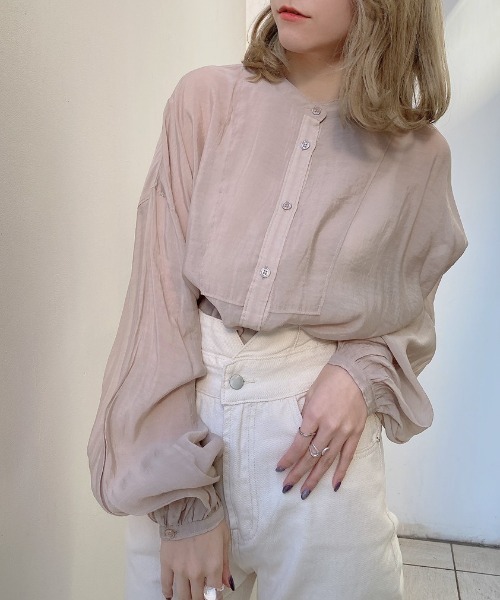 VANNIE U（ヴァニーユー）の「ヨーク切り替えバンドカラーシアーシャツ（シャツ/ブラウス・レディース・ベージュ/ブラウン/グリーン・FREE）」の2枚目の写真