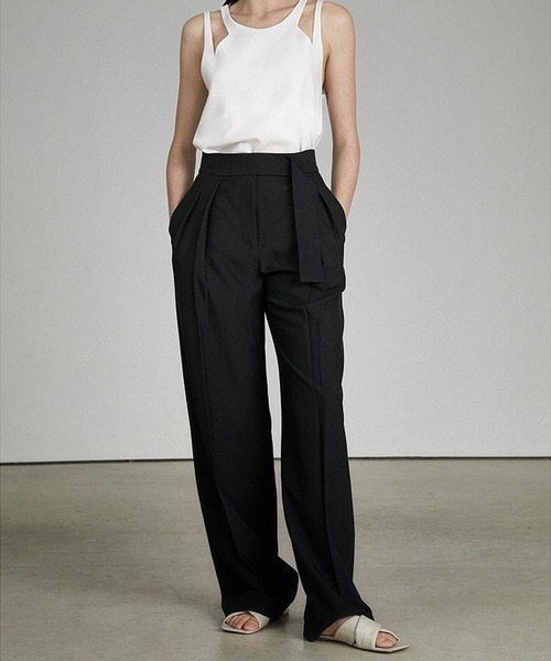 UNSPOKEN（アンスポクン）の「【UNSPOKEN】Center crease tuck slacks UC21K005（スラックス・レディース・ブラック/ライトグリーン・S/L/M）」の2枚目の写真