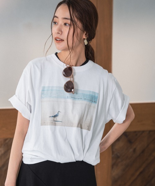 Andemiu(アンデミュウ)の「CAPSULEフォトTシャツ946914(Tシャツ/カットソー・レディース・ホワイト/ホワイト系その他2/ホワイト系その他3/ホワイト系その他4・FREE)」の2枚目の写真