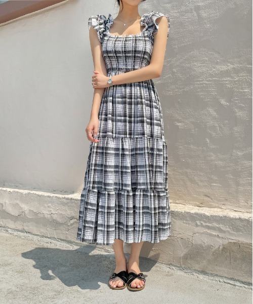 chuu（チュー）の「CHUU チェックシャーリングワンピース（ワンピース・レディース・ブラック・FREE）」の4枚目の写真