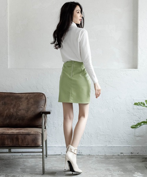 Julia Boutique(ジュリアブティック)の「ショート丈レザータイトスカート/21518(スカート・レディース・アイボリー/グリーン系/ブラック・SHORT)」の4枚目の写真
