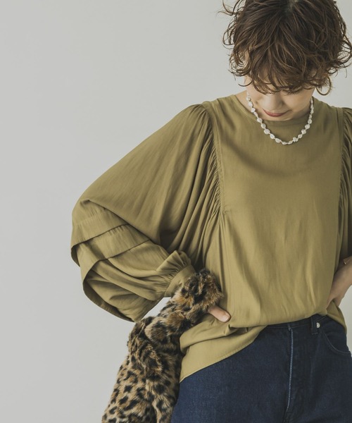 URBAN RESEARCH（アーバンリサーチ）の「タックボリュームスリーブブラウス（シャツ/ブラウス・レディース・ブラック/オフホワイト/ベージュ系その他・FREE）」の3枚目の写真