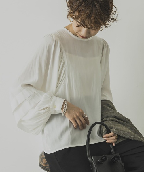 URBAN RESEARCH（アーバンリサーチ）の「タックボリュームスリーブブラウス（シャツ/ブラウス・レディース・ブラック/オフホワイト/ベージュ系その他・FREE）」の2枚目の写真