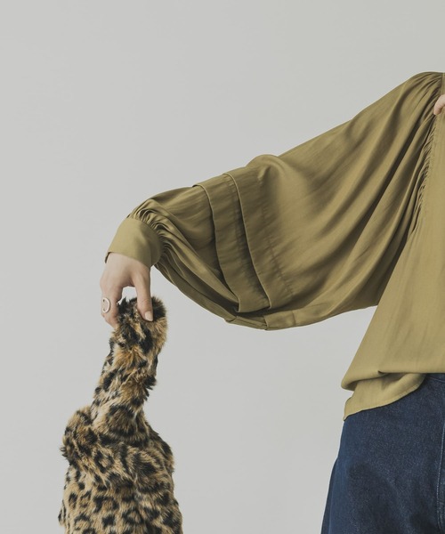 URBAN RESEARCH（アーバンリサーチ）の「タックボリュームスリーブブラウス（シャツ/ブラウス・レディース・ブラック/オフホワイト/ベージュ系その他・FREE）」の4枚目の写真