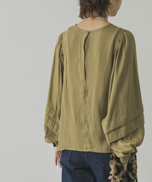 URBAN RESEARCH（アーバンリサーチ）の「タックボリュームスリーブブラウス（シャツ/ブラウス・レディース・ブラック/オフホワイト/ベージュ系その他・FREE）」の8枚目の写真