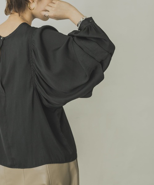 URBAN RESEARCH（アーバンリサーチ）の「タックボリュームスリーブブラウス（シャツ/ブラウス・レディース・ブラック/オフホワイト/ベージュ系その他・FREE）」の12枚目の写真