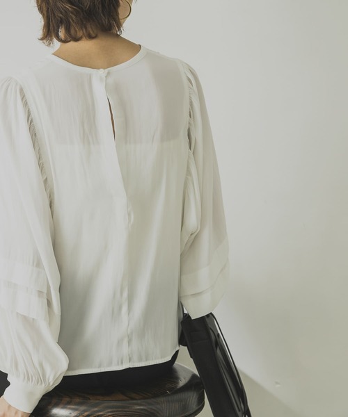 URBAN RESEARCH（アーバンリサーチ）の「タックボリュームスリーブブラウス（シャツ/ブラウス・レディース・ブラック/オフホワイト/ベージュ系その他・FREE）」の9枚目の写真