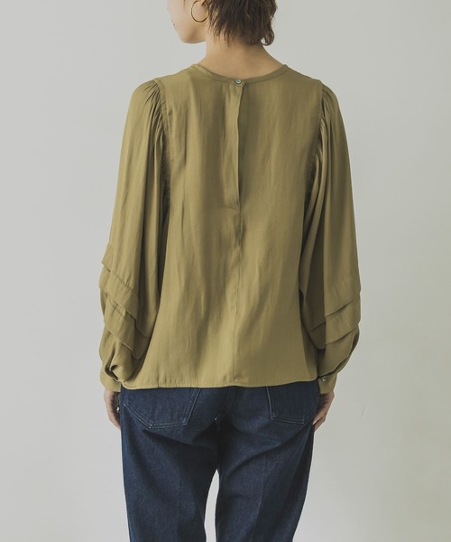 URBAN RESEARCH（アーバンリサーチ）の「タックボリュームスリーブブラウス（シャツ/ブラウス・レディース・ブラック/オフホワイト/ベージュ系その他・FREE）」の17枚目の写真