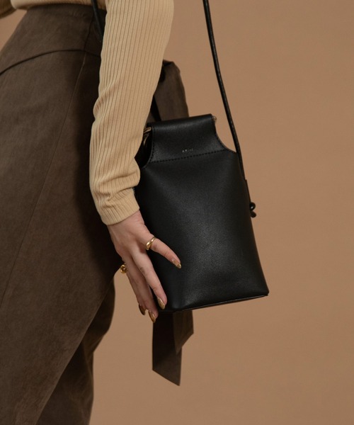 Amiur(エミレ)の「bucket handle bag(ハンドバッグ・レディース・ブラック/ベージュ/キャメル/アイボリー/ミント・FREE)」の8枚目の写真