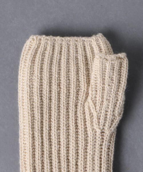 Johnstons of Elgin（ジョンストンズオブエルガン）の「＜JOHNSTONS（ジョンストンズ）＞カシミヤ リブ フィンガーレス グローブ（手袋・レディース・ダークグレー/ナチュラル/オフホワイト・FREE）」の6枚目の写真