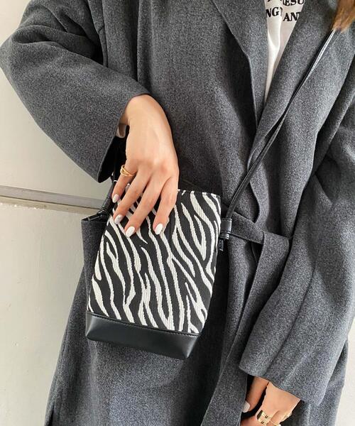 INGNI（イング）の「ジャガード×合皮ショルダーバッグ（トートバッグ・レディース・ゼブラ/ブルー系6・ONE SIZE）」の2枚目の写真