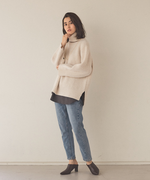 abahouse mavie(アバハウスマヴィ)の「ミニブークレ袖釦フレアニット(ニット/セーター・レディース・ダークグリーン/ダークベージュ/アイボリー・フリー)」の4枚目の写真