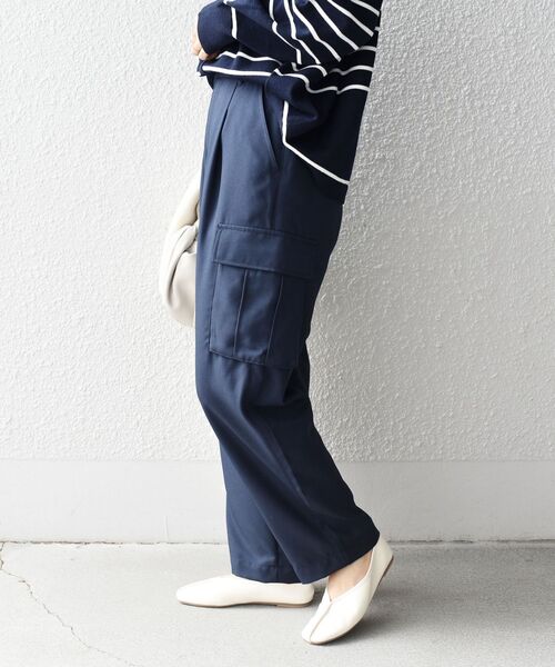 SHIPS(シップス)の「*〈UVカット/手洗い可能〉テーパードカーゴパンツ◇(カーゴパンツ・レディース・ベージュ/ネイビー/オフホワイト/オリーブ・SMALL/MEDIUM/LARGE)」の4枚目の写真