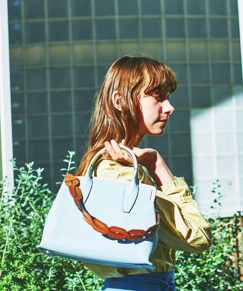 LOWELL things（ロウェル　シングス）の「Qredeux/レザーツイストショルダートートBAG(M)（トートバッグ・レディース・ブラック/ラベンダー/ライトブルー/アイボリー・フリー）」の4枚目の写真