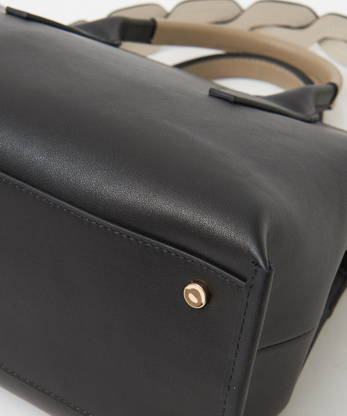 LOWELL things（ロウェル　シングス）の「Qredeux/レザーツイストショルダートートBAG(M)（トートバッグ・レディース・ブラック/ラベンダー/ライトブルー/アイボリー・フリー）」の5枚目の写真