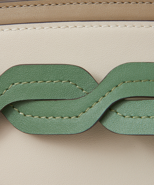 LOWELL things（ロウェル　シングス）の「Qredeux/レザーツイストショルダートートBAG(M)（トートバッグ・レディース・ブラック/ラベンダー/ライトブルー/アイボリー・フリー）」の6枚目の写真