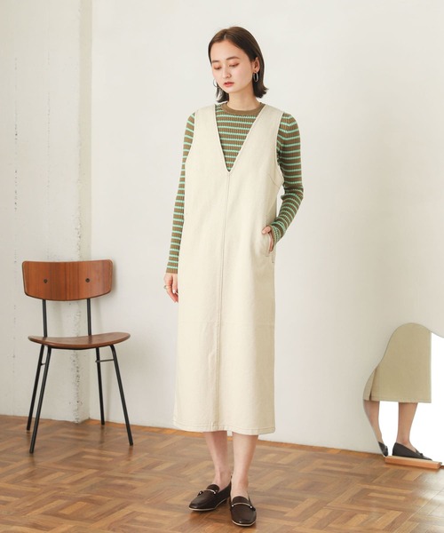 SENSE OF PLACE by URBAN RESEARCH（センスオブプレイスバイアーバンリサーチ）の「Vネックデニムジャンパースカート（ジャンパースカート・レディース・アイボリー/ブラック/ワンウォッシュ・ONE）」の4枚目の写真