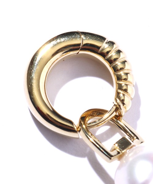 MARIA BLACK（マリアブラック）の「MARIA BLACK/マリアブラック SAMBA HUGGIE GOLD HP バロックパール 片耳用 フープピアス（ピアス（両耳用）・レディース・ゴールド・ONE SIZE）」の2枚目の写真