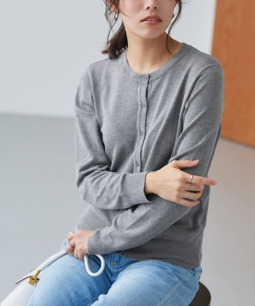 Pierrot（ピエロ）の「シルクタッチウォッシャブルニットカーディガン　クルーネック（カーディガン/ボレロ・レディース・ブラック/ネイビー/オフホワイト/ブルー/ラベンダー/ピンクベージュ/グレイッシュベージュ/ホワイト×ブラック/パープル系その他/ブルー系その他/グレー/イエロー/オレンジ/杢グレー/ライトピンク・M/L）」の5枚目の写真