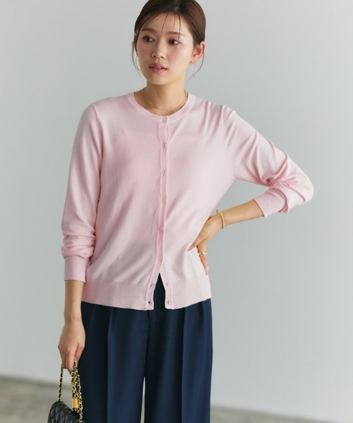 Pierrot（ピエロ）の「シルクタッチウォッシャブルニットカーディガン　クルーネック（カーディガン/ボレロ・レディース・ブラック/ネイビー/オフホワイト/ブルー/ラベンダー/ピンクベージュ/グレイッシュベージュ/ホワイト×ブラック/パープル系その他/ブルー系その他/グレー/イエロー/オレンジ/杢グレー/ライトピンク・M/L）」の14枚目の写真