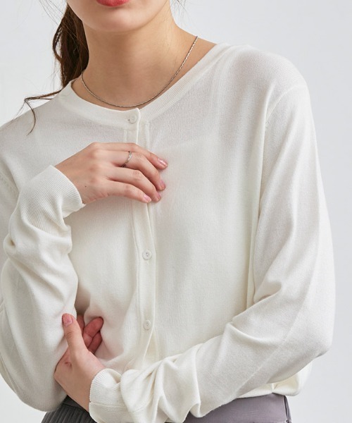 Pierrot（ピエロ）の「シルクタッチウォッシャブルニットカーディガン　クルーネック（カーディガン/ボレロ・レディース・ブラック/ネイビー/オフホワイト/ブルー/ラベンダー/ピンクベージュ/グレイッシュベージュ/ホワイト×ブラック/パープル系その他/ブルー系その他/グレー/イエロー/オレンジ/杢グレー/ライトピンク・M/L）」の2枚目の写真