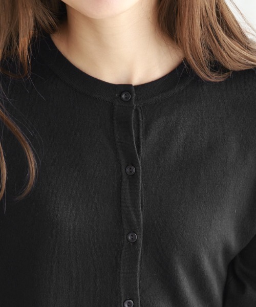 Pierrot（ピエロ）の「シルクタッチウォッシャブルニットカーディガン　クルーネック（カーディガン/ボレロ・レディース・ブラック/ネイビー/オフホワイト/ブルー/ラベンダー/ピンクベージュ/グレイッシュベージュ/ホワイト×ブラック/パープル系その他/ブルー系その他/グレー/イエロー/オレンジ/杢グレー/ライトピンク・M/L）」の19枚目の写真