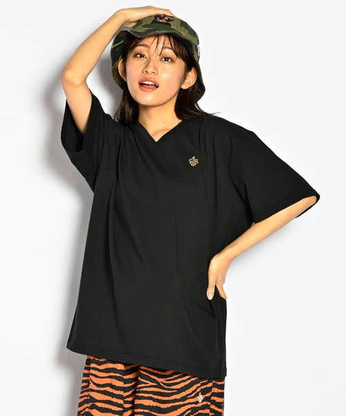 ALDIES(アールディーズ)の「V Neck Big Cut / Vネックビッグカット(Tシャツ/カットソー・メンズ・ブラック/レッド/マルチ・FREE)」の2枚目の写真