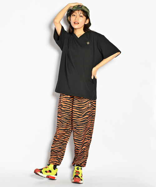 ALDIES(アールディーズ)の「V Neck Big Cut / Vネックビッグカット(Tシャツ/カットソー・メンズ・ブラック/レッド/マルチ・FREE)」の4枚目の写真