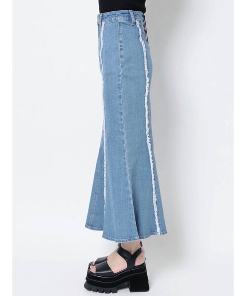 EMODA(エモダ)の「スイッチングマーメイドデニムスカート(スカート・レディース・ライトブルー/ブラック・SMALL/MEDIUM)」の3枚目の写真