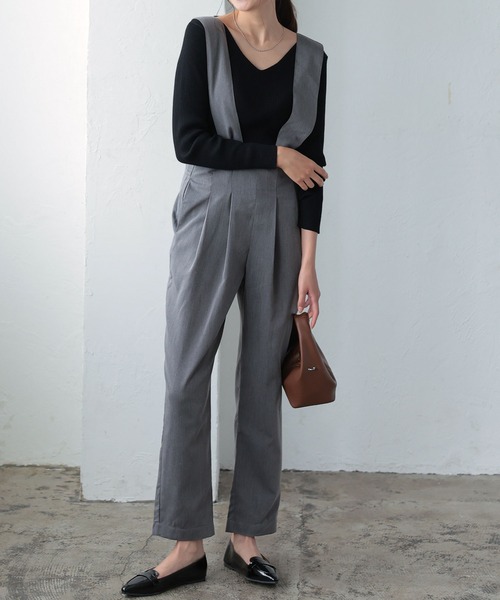 KOBE LETTUCE(コウベレタス)の「ハイウエストテーパードサロペット(サロペット/オーバーオール・レディース・ブラック/ベージュ/グレー/グレイッシュベージュ・FREE)」の1枚目の写真