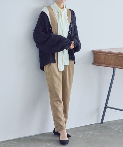 KOBE LETTUCE(コウベレタス)の「ハイウエストテーパードサロペット(サロペット/オーバーオール・レディース・ブラック/ベージュ/グレー/グレイッシュベージュ・FREE)」の11枚目の写真