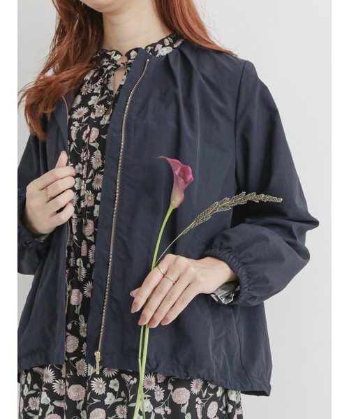 Te chichi TERRASSE（テチチテラス）の「【日比谷花壇コラボ】ノーカラーブルゾン（ブルゾン・レディース・ベージュ/ネイビー・ﾌﾘ-）」の2枚目の写真