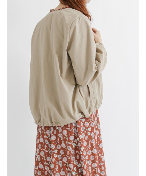 Te chichi TERRASSE（テチチテラス）の「【日比谷花壇コラボ】ノーカラーブルゾン（ブルゾン・レディース・ベージュ/ネイビー・ﾌﾘ-）」の22枚目の写真