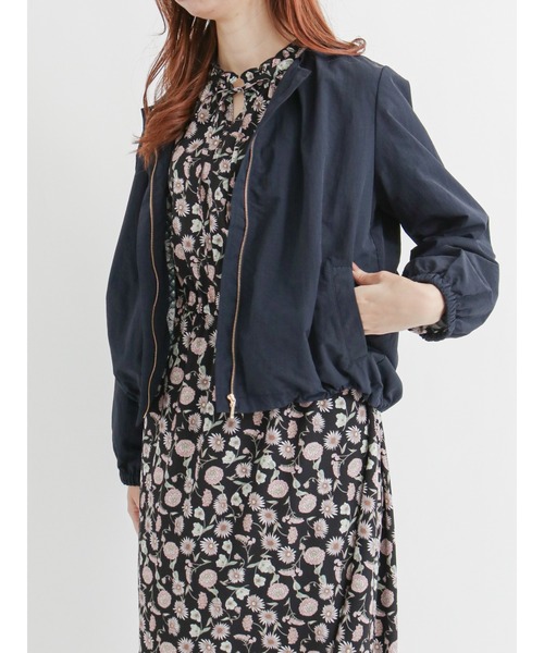 Te chichi TERRASSE（テチチテラス）の「【日比谷花壇コラボ】ノーカラーブルゾン（ブルゾン・レディース・ベージュ/ネイビー・ﾌﾘ-）」の4枚目の写真