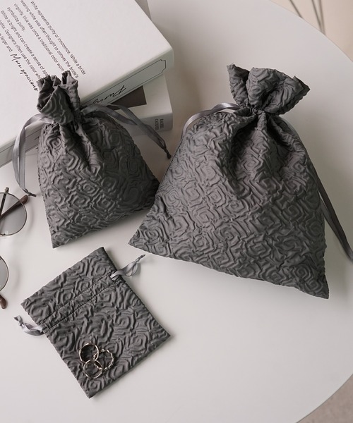 IAMUSE（アイアミューズ）の「ふくれジャガード巾着ポーチ3サイズセット R0387【IAMUSE】（ポーチ・レディース・グリーン系/ピンク系1/グレー系1/ホワイト系1/パープル系・FREE）」の2枚目の写真