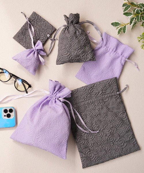 IAMUSE（アイアミューズ）の「ふくれジャガード巾着ポーチ3サイズセット R0387【IAMUSE】（ポーチ・レディース・グリーン系/ピンク系1/グレー系1/ホワイト系1/パープル系・FREE）」の4枚目の写真